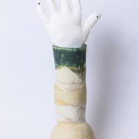 邵曉露 A Hand within a Vase 陶瓷 棉手 47x13 cm 2019 
