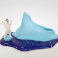 葉怡利 最後冰山06—孤寂 陶瓷 塑膠玩具 23x15x10(H)cm 2020