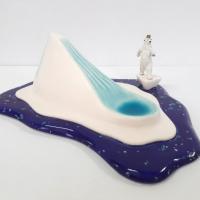 葉怡利 最後冰山07—孤寂 陶瓷 塑膠玩具25x18x9(H)cm 2020
