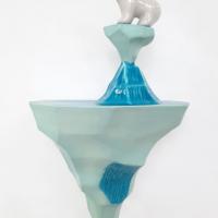 葉怡利 最後冰山09—孤寂 陶瓷 塑膠玩具 19x12x32(H) cm 2020